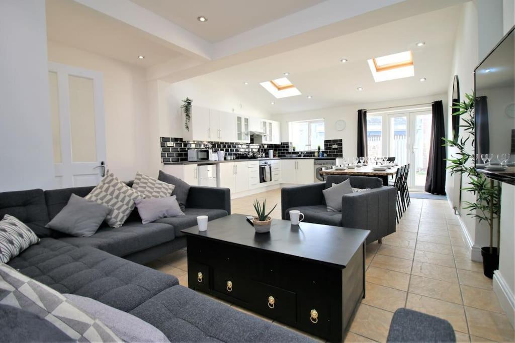 Large Modern House By Property Promise カーディフ エクステリア 写真