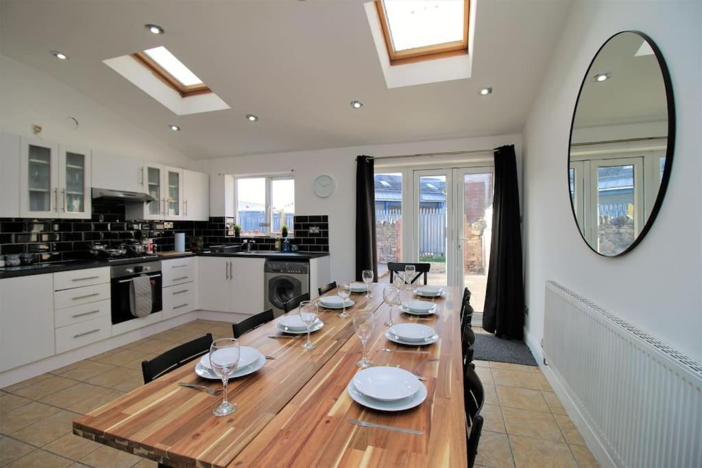 Large Modern House By Property Promise カーディフ エクステリア 写真