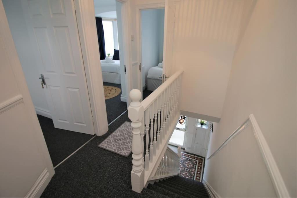 Large Modern House By Property Promise カーディフ エクステリア 写真