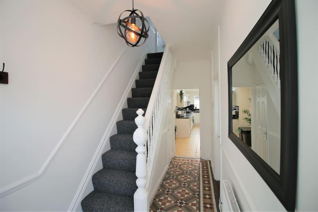 Large Modern House By Property Promise カーディフ エクステリア 写真